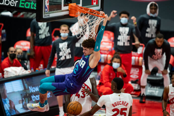 Penjaga Charlotte Hornets LaMelo Ball (2) melakukan dunks (REUTERS/Mary Holt) Penjaga Charlotte Hornets LaMelo Ball (2) melakukan dunks