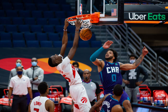 Penyerang Toronto Raptors, Chris Boucher (25) melakukan dunks (REUTERS/Mary Holt) Penyerang Toronto Raptors, Chris Boucher (25) melakukan dunks