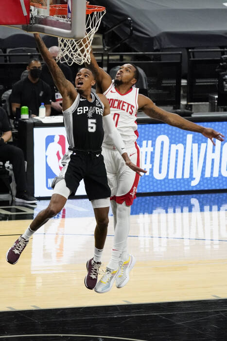 Guard San Antonio Spurs Dejounte Murray (5) menembak melewati guard Houston Rockets Sterling Brown (0). REUTERS/Scott Wachter Guard San Antonio Spurs Dejounte Murray (5) menembak melewati guard Houston Rockets Sterling Brown (0)