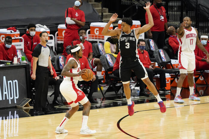 Penyerang San Antonio Spurs Keldon Johnson (3) menjaga guard Houston Rockets Ben McLemore (16). REUTERS/Scott Wachter Penyerang San Antonio Spurs Keldon Johnson (3) menjaga guard Houston Rockets Ben McLemore (16)