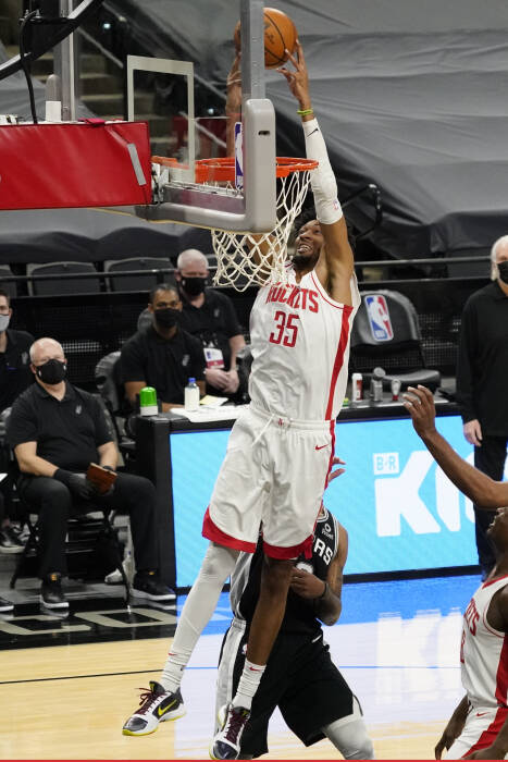 Center Houston Rockets Christian Wood (35) melakukan dunk (REUTERS/Scott Wachter) Center Houston Rockets Christian Wood (35) melakukan dunk