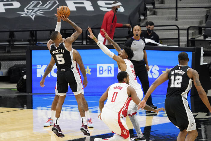 Guard San Antonio Spurs Dejounte Murray (5) menembak melewati center Houston Rockets Christian Wood (35). REUTERS/Scott Wachter Guard San Antonio Spurs Dejounte Murray (5) menembak melewati center Houston Rockets Christian Wood (35)