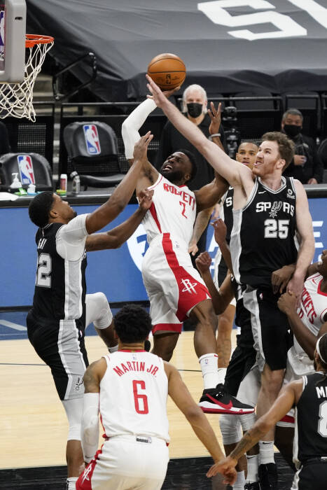 Guard Houston Rockets David Nwaba (2) menembak melewati forward San Antonio Spurs Rudy Gay (22) dan center Jakob Poeltl (25). REUTERS/Scott Wachter Guard Houston Rockets David Nwaba (2) menembak melewati forward San Antonio Spurs Rudy Gay (22) dan center Jakob Poeltl (25)
