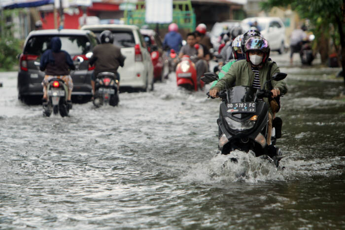 ANTARA FOTO/Arnas Padda Pengendara menerobos banjir di Makassar