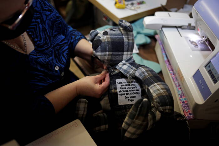 Seorang wanita membuat boneka beruang dengan pakaian korban COVID-19 untuk menghibur anggota keluarga. (Photo/REUTERS/Jose Luis Gonzalez) boneka