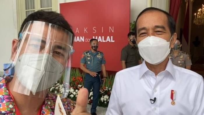 Raffi Ahmad bersama Presiden Joko Widodo setelah mendapat vaksin perdana (photo/Instagram/raffinagita1717) Raffi Ahmad bersama Presiden Joko Widodo setelah mendapat vaksin perdana