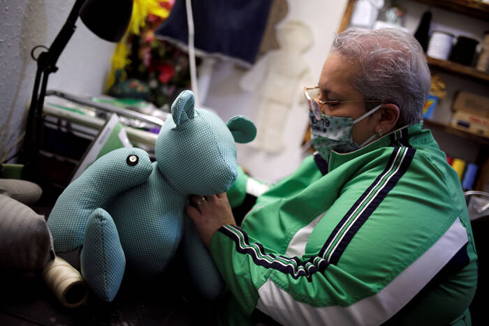 Erendira Guerrero beralih dari menjahit masker menjadi pembuat boneka beruang dari pakaian pasien Covid-19 yang sudah meninggal. (Photo/REUTERS/Jose Luis Gonzalez) boneka