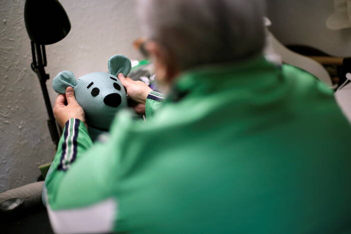 Erendira Guerrero beralih dari menjahit masker menjadi pembuat boneka beruang dari pakaian pasien Covid-19 yang sudah meninggal. (Photo/REUTERS/Jose Luis Gonzalez) boneka