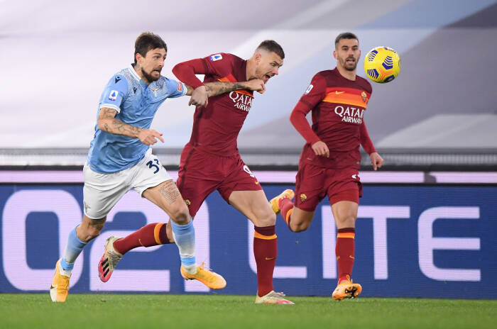 Edin Dzeko dari AS Roma beraksi dengan Francesco Acerbi dari Lazio (REUTERS/Alberto Lingria) Edin Dzeko dari AS Roma beraksi dengan Francesco Acerbi dari Lazio