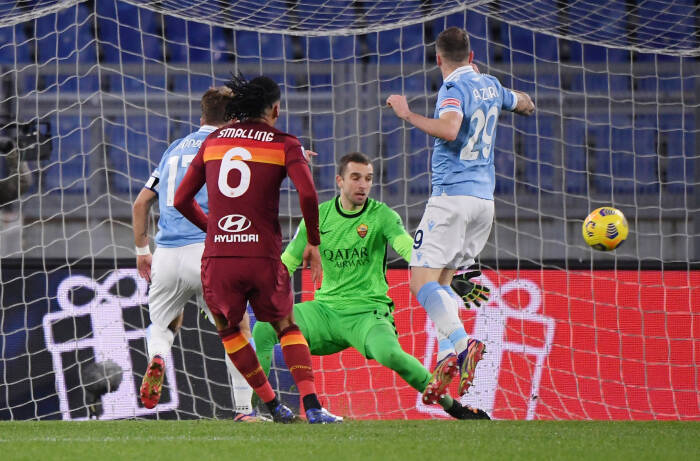 Ciro Immobile dari Lazio mencetak gol pertama mereka (REUTERS/Alberto Lingria) Ciro Immobile dari Lazio mencetak gol pertama mereka