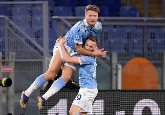 Ciro Immobile dari Lazio merayakan gol pertama mereka bersama Manuel Lazzari (REUTERS/Alberto Lingria) Ciro Immobile dari Lazio merayakan gol pertama mereka bersama Manuel Lazzari