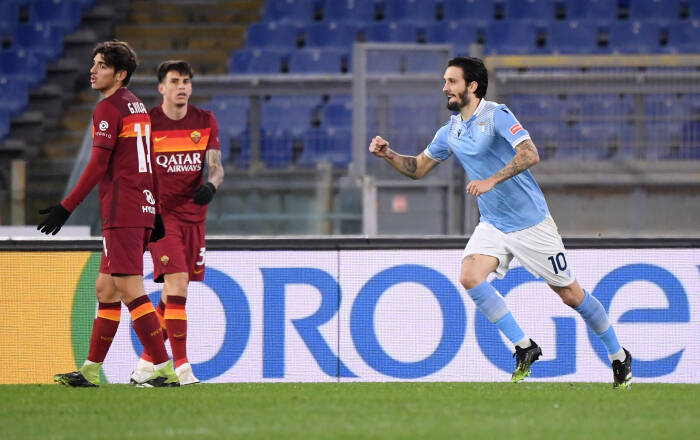 Luis Alberto dari Lazio merayakan gol kedua mereka saat Gonzalo Villar dari AS Roma dan Roger Ibanez terlihat sedih (REUTERS/Alberto Lingria) Luis Alberto dari Lazio merayakan gol kedua mereka saat Gonzalo Villar dari AS Roma dan Roger Ibanez terlihat sedih