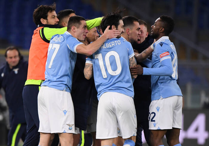 Luis Alberto dari Lazio merayakan gol ketiga mereka dengan rekan satu timnya (REUTERS/Alberto Lingria) Luis Alberto dari Lazio merayakan gol ketiga mereka dengan rekan satu timnya