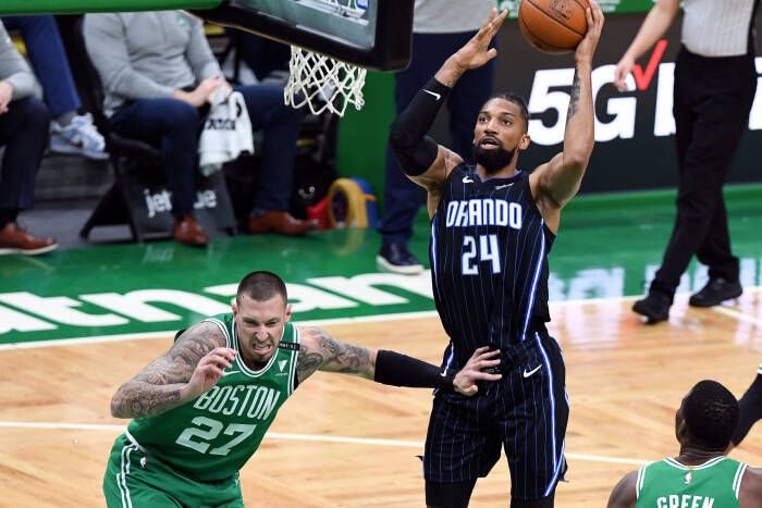 Orlando Magic center Khem Birch (24) mencoba melakukan tembakan (REUTERS/Brian Fluharty) Orlando Magic center Khem Birch (24) mencoba melakukan tembakan