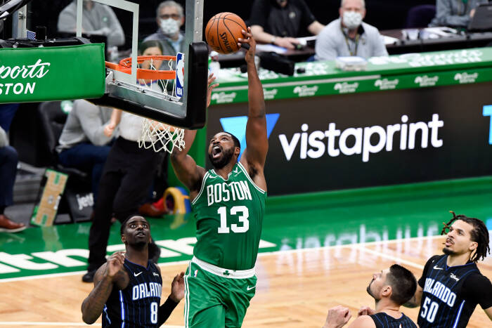 Penyerang Boston Celtics Tristan Thompson (13) melakukan tembakan (REUTERS/Brian Fluharty) Penyerang Boston Celtics Tristan Thompson (13) melakukan tembakan