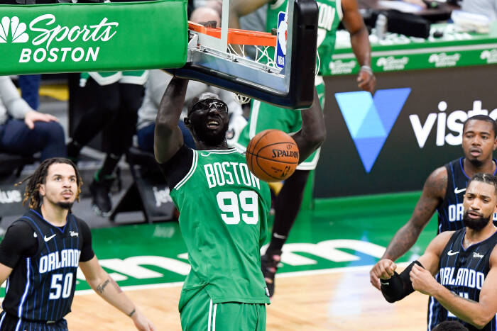 Center Boston Celtics Tacko Fall (99) melakukan dunks (REUTERS/Brian Fluharty) Center Boston Celtics Tacko Fall (99) melakukan dunks
