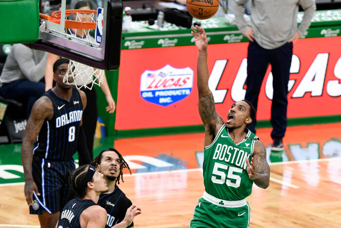 Guard Boston Celtics Jeff Teague (55) mencoba melakukan tembakan (REUTERS/Brian Fluharty) Guard Boston Celtics Jeff Teague (55) mencoba melakukan tembakan
