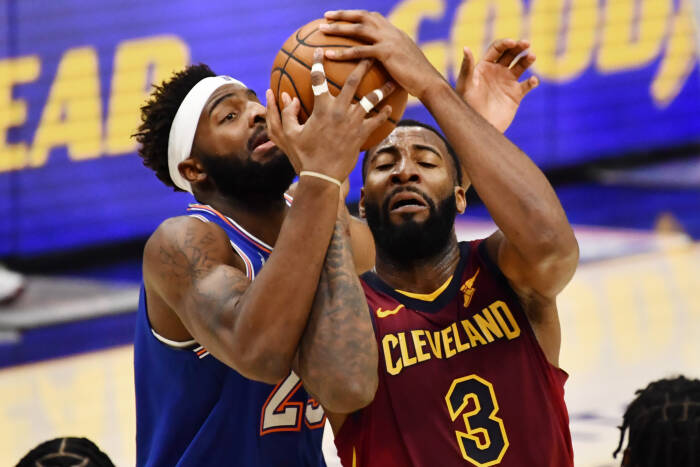 Center New York Knicks Mitchell Robinson (23) dan center Cleveland Cavaliers Andre Drummond (3) memperebutkan bola (REUTERS/Ken Blaze) Center New York Knicks Mitchell Robinson (23) dan center Cleveland Cavaliers Andre Drummond (3) memperebutkan bola