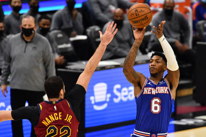 Guard New York Knicks Elfrid Payton (6) menembak (REUTERS/Ken Blaze) Guard New York Knicks Elfrid Payton (6) menembak