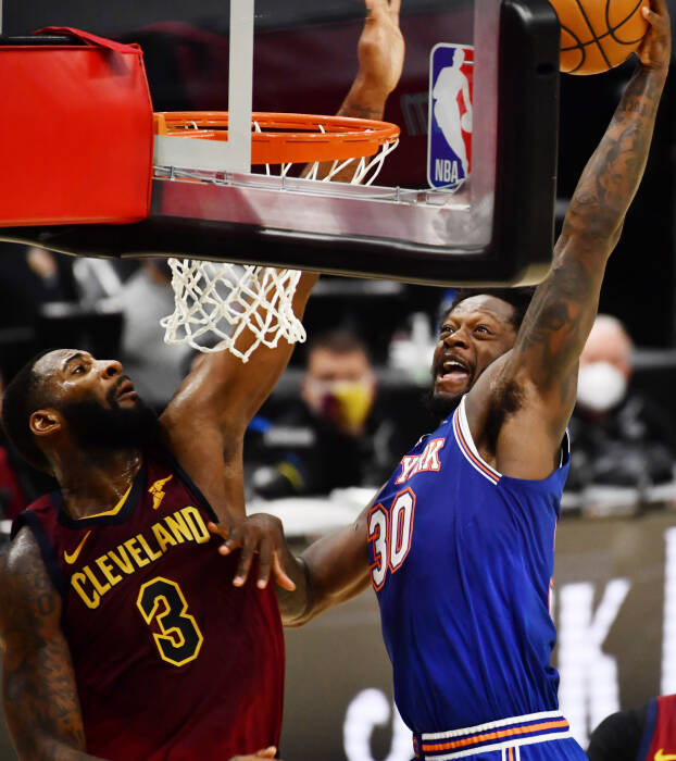 Penyerang New York Knicks Julius Randle (30) melakukan dunks melawan center Cleveland Cavaliers Andre Drummond (3). REUTERS/Ken Blaze Penyerang New York Knicks Julius Randle (30) melakukan dunks melawan center Cleveland Cavaliers Andre Drummond (3)