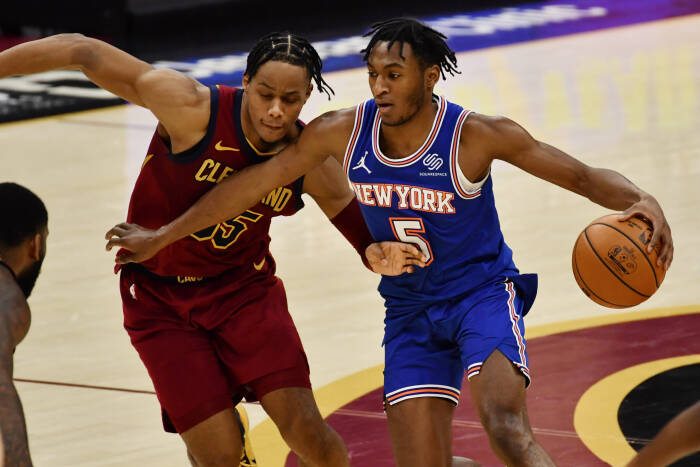 Guard New York Knicks Immanuel Quickley (5) melaju ke ring melawan guard Cleveland Cavaliers Isaac Okoro (35). REUTERS/Ken Blaze Guard New York Knicks Immanuel Quickley (5) melaju ke ring melawan guard Cleveland Cavaliers Isaac Okoro (35)