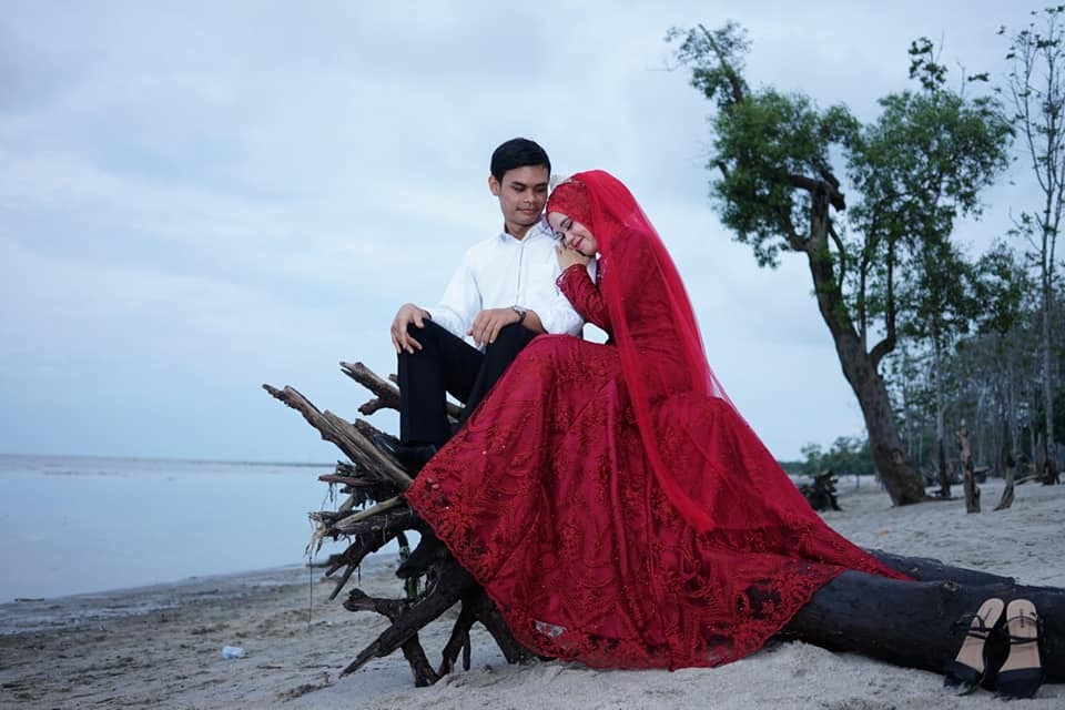Widia Wati saat berfoto bersama kekasihnya dalam rangka pra-pernikahan. (facebook) ist