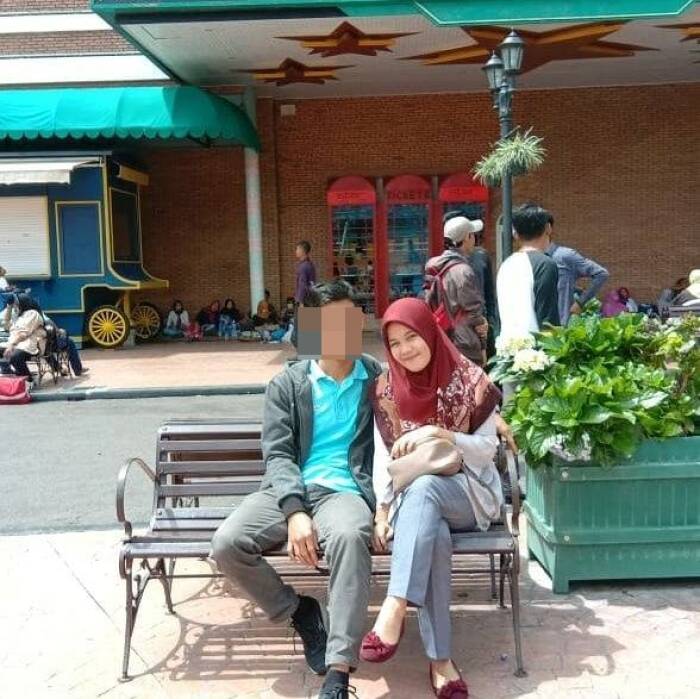 Widia Wati semasa hidup berfoto bersama kekasihnya. (Facebook) Ist