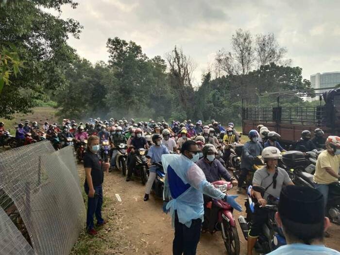Ribuan orang mengantre dalam pembagian ayam beku gratis di Malaysia. (photo/Twitter/@redzuanNewsMPB) Ribuan orang mengantre dalam pembagian ayam beku gratis di Malaysia. (photo/Twitter/@redzuanNewsMPB)
