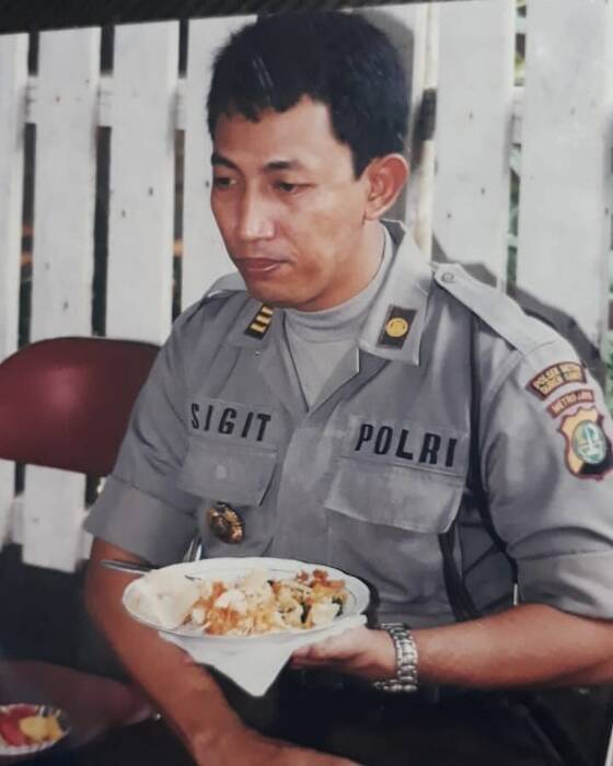 Listyo Sigit Prabowo saat makan nasi kerupuk. (Ist) Listyo Sigit Prabowo saat makan nasi kerupuk. (Ist)