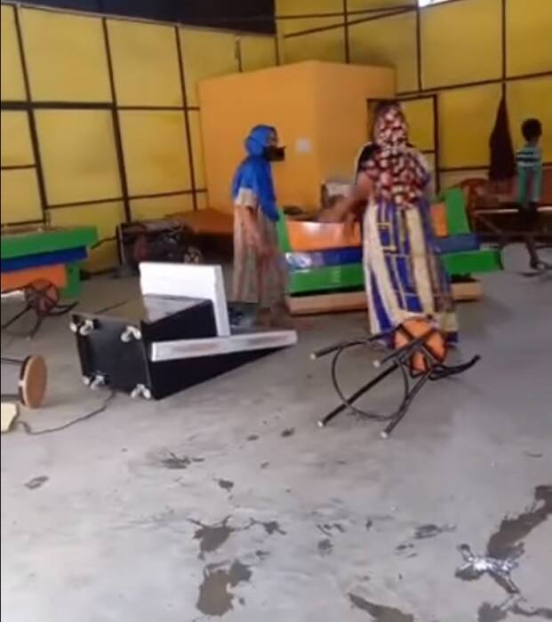 Emak-emak menghancurkan lokasi judi. (Ist) Emak-emak menghancurkan lokasi judi. (Ist)