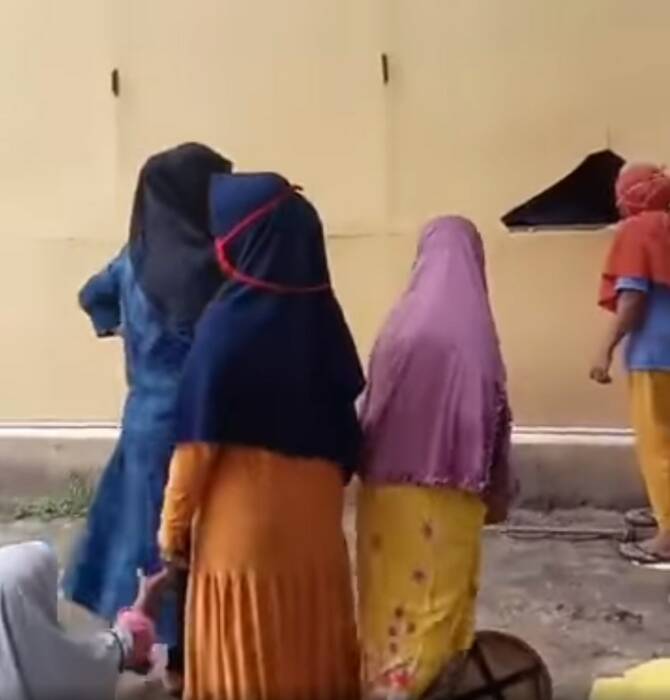 Emak-emak berkumpul hancurkan lokasi judi. (Ist) Emak-emak berkumpul hancurkan lokasi judi. (Ist)