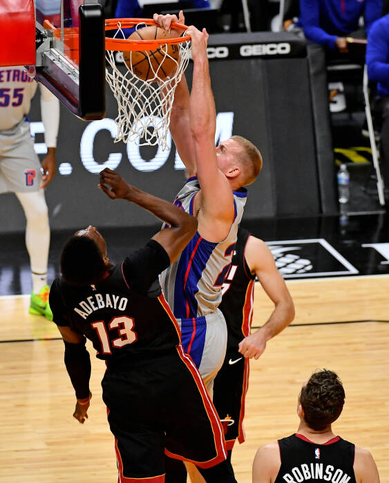 Center Detroit Pistons Mason Plumlee (24) melakukan dunk (REUTERS/Jasen Vinlove) Center Detroit Pistons Mason Plumlee (24) melakukan dunk
