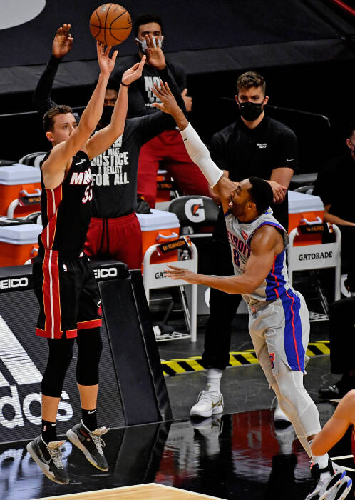 Guard Miami Heat Duncan Robinson (55) mencoba melakukan tembakan tiga angka (REUTERS/Jasen Vinlove) Guard Miami Heat Duncan Robinson (55) mencoba melakukan tembakan tiga angka
