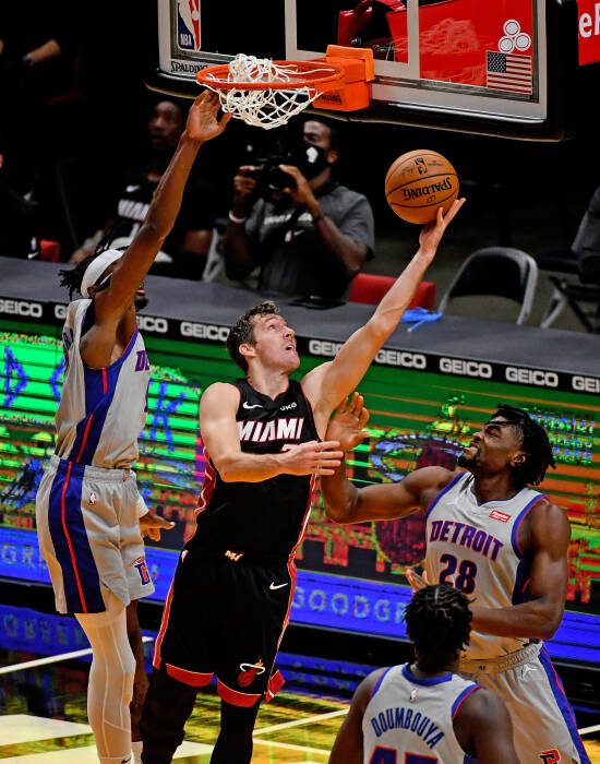 Guard Miami Heat Goran Dragic (7) mencoba melepaskan tembakan (REUTERS/Jasen Vinlove) Guard Miami Heat Goran Dragic (7) mencoba melepaskan tembakan