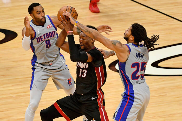 Center Miami Heat Bam Adebayo (13) mengontrol bola antara guard Detroit Pistons Wayne Ellington (8) dan guard Derrick Rose (25). REUTERS/Jasen Vinlove Center Miami Heat Bam Adebayo (13) mengontrol bola antara guard Detroit Pistons Wayne Ellington (8) dan guard Derrick Rose (25)