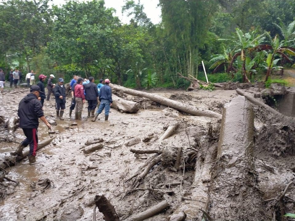 Banjir bandang bercampur lumpur di kawasan Puncak, Bogor, Selasa (19/1/2021) Banjir bandang bercampur lumpur di kawasan Puncak, Bogor, Selasa (19/1/2021)
