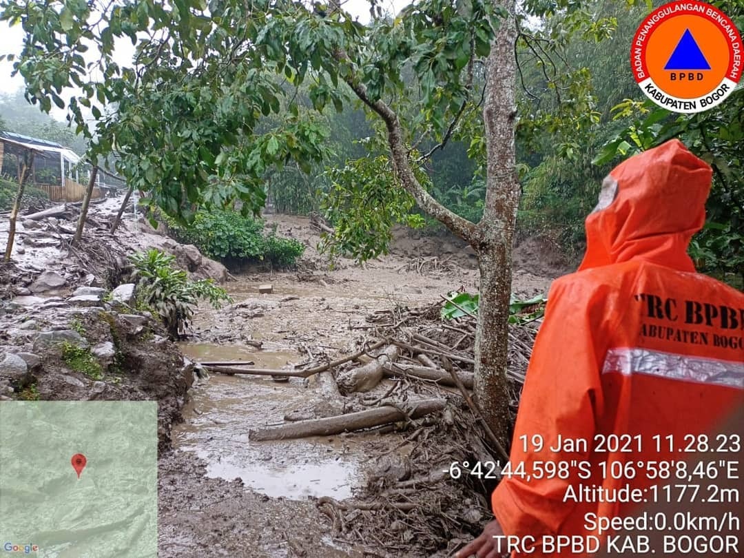 Banjir bandang bercampur lumpur di kawasan Puncak, Bogor, Selasa (19/1/2021) Banjir bandang bercampur lumpur di kawasan Puncak, Bogor, Selasa (19/1/2021)