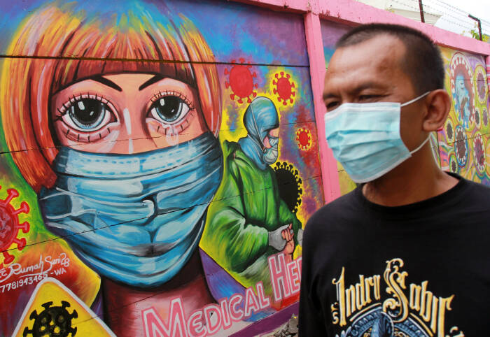 Warga melintas disamping mural yang bertemakan kampanye melawan COVID-19 (ANTARA FOTO/Muhammad Iqbal) Warga melintas disamping mural yang bertemakan kampanye melawan COVID-19 (ANTARA FOTO/Muhammad Iqbal)