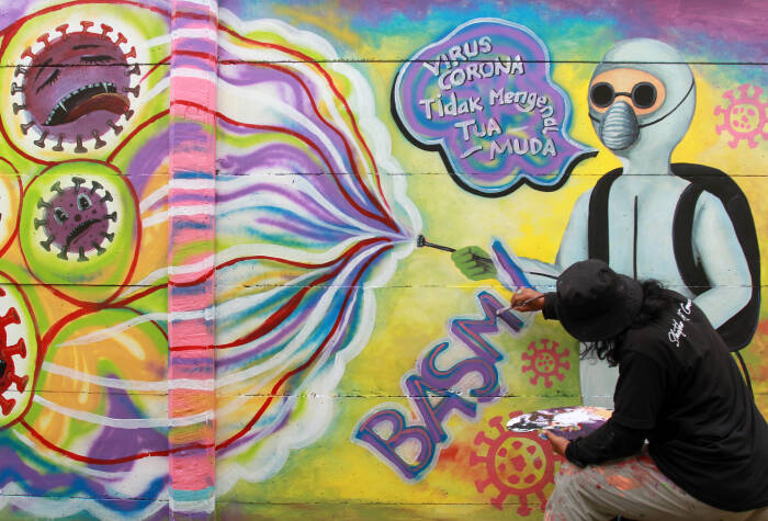 Seorang seniman mural membuat mural dengan tema kampanye melawan COVID-19 (ANTARA FOTO/Muhammad Iqbal) Seorang seniman mural membuat mural dengan tema kampanye melawan COVID-19