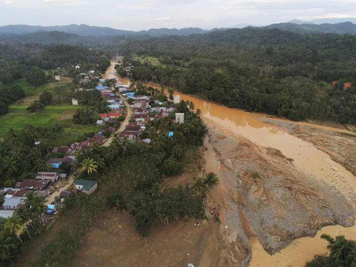 Foto udara kondisi Sungai Hantakan pascabanjir bandang di Desa Alat (ANTARA FOTO/Muhammad Nova) Foto udara kondisi Sungai Hantakan pascabanjir bandang di Desa Alat