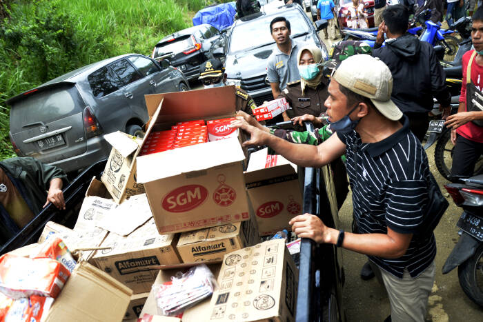 ANTARA FOTO/Abriawan Abhe Relawan membagikan bantuan logistik kepada warga korban gempa bumi yang mengungsi di pinggir jalan poros trans Sulawesi