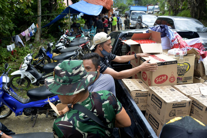 ANTARA FOTO/Abriawan Abhe Relawan membagikan bantuan logistik kepada warga korban gempa bumi yang mengungsi di pinggir jalan poros trans Sulawesi