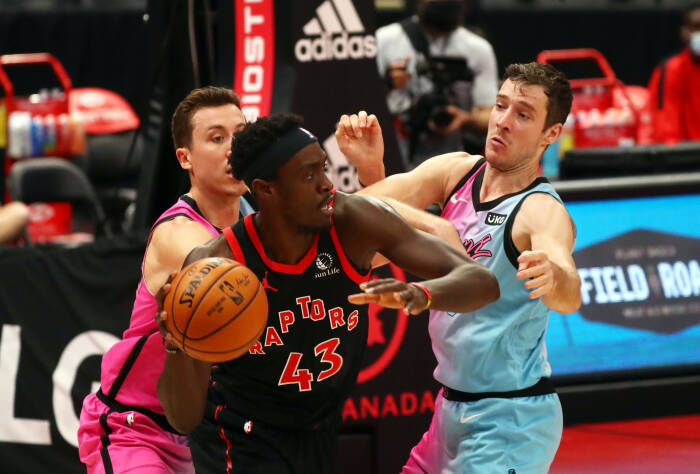 Penyerang Toronto Raptors Pascal Siakam (43) melaju ke keranjang saat guard Miami Heat Duncan Robinson (55) dan guard Goran Dragic (7) bertahan (REUTERS/Kim Klement) Penyerang Toronto Raptors Pascal Siakam (43) melaju ke keranjang saat guard Miami Heat Duncan Robinson (55) dan guard Goran Dragic (7) bertahan