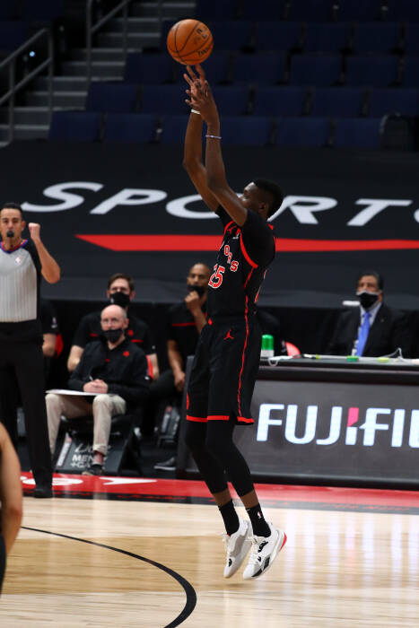 Penyerang Toronto Raptors, Chris Boucher (25) melakukan tembakan tiga angka (REUTERS/Kim Klement) Penyerang Toronto Raptors, Chris Boucher (25) melakukan tembakan tiga angka