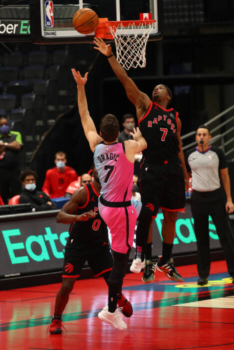 Guard Toronto Raptors Kyle Lowry (7) menjaga guard Miami Heat Goran Dragic (7). REUTERS/Kim Klement Guard Toronto Raptors Kyle Lowry (7) menjaga guard Miami Heat Goran Dragic (7)