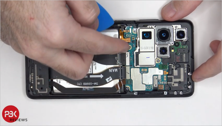 Tampilan bagian dalam dari smartphone Samsung Galaxy S21 Ultra (photo/PBK Reviews) Tampilan bagian dalam dari smartphone Samsung Galaxy S21 Ultra (photo/PBK Reviews)