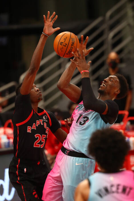 Penyerang Toronto Raptors Chris Boucher (25) menjaga center Miami Heat Bam Adebayo (13). REUTERS/Kim Klement Penyerang Toronto Raptors Chris Boucher (25) menjaga center Miami Heat Bam Adebayo (13)