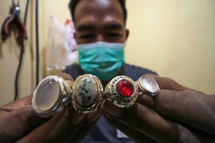 ANTARA FOTO/Rahmad Perajin menunjukkan produksi cincin gagang perak di Lhokseumawe