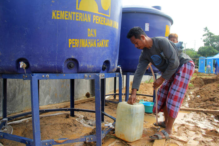 ANTARA FOTO/ Akbar Tado Sejumlah pengungsi antre mengambil air bersih di tempat pengungsian di Mamuju