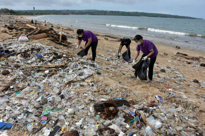 ANTARA FOTO/Nyoman Hendra Wibowo Sejumlah relawan membersihkan sampah kiriman di Pantai Kedonganan